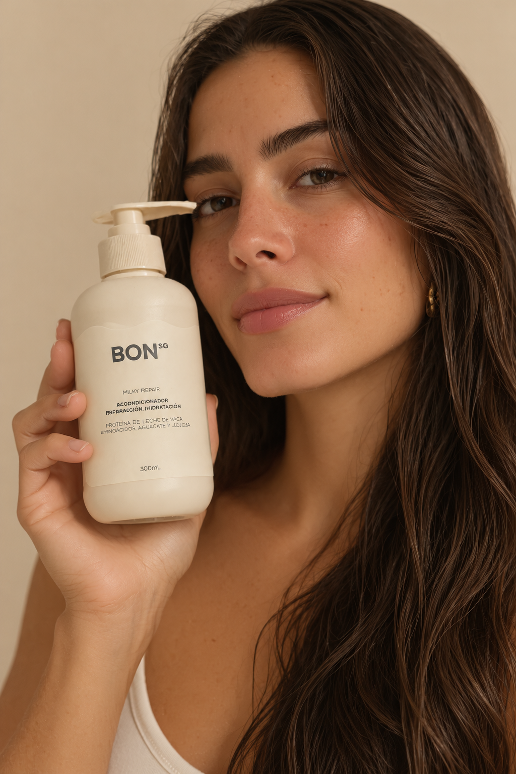 Modelo con el Acondicionador Milky Repair