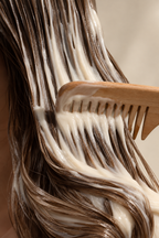 Mascarilla Milky Repair en el pelo con peine de madera