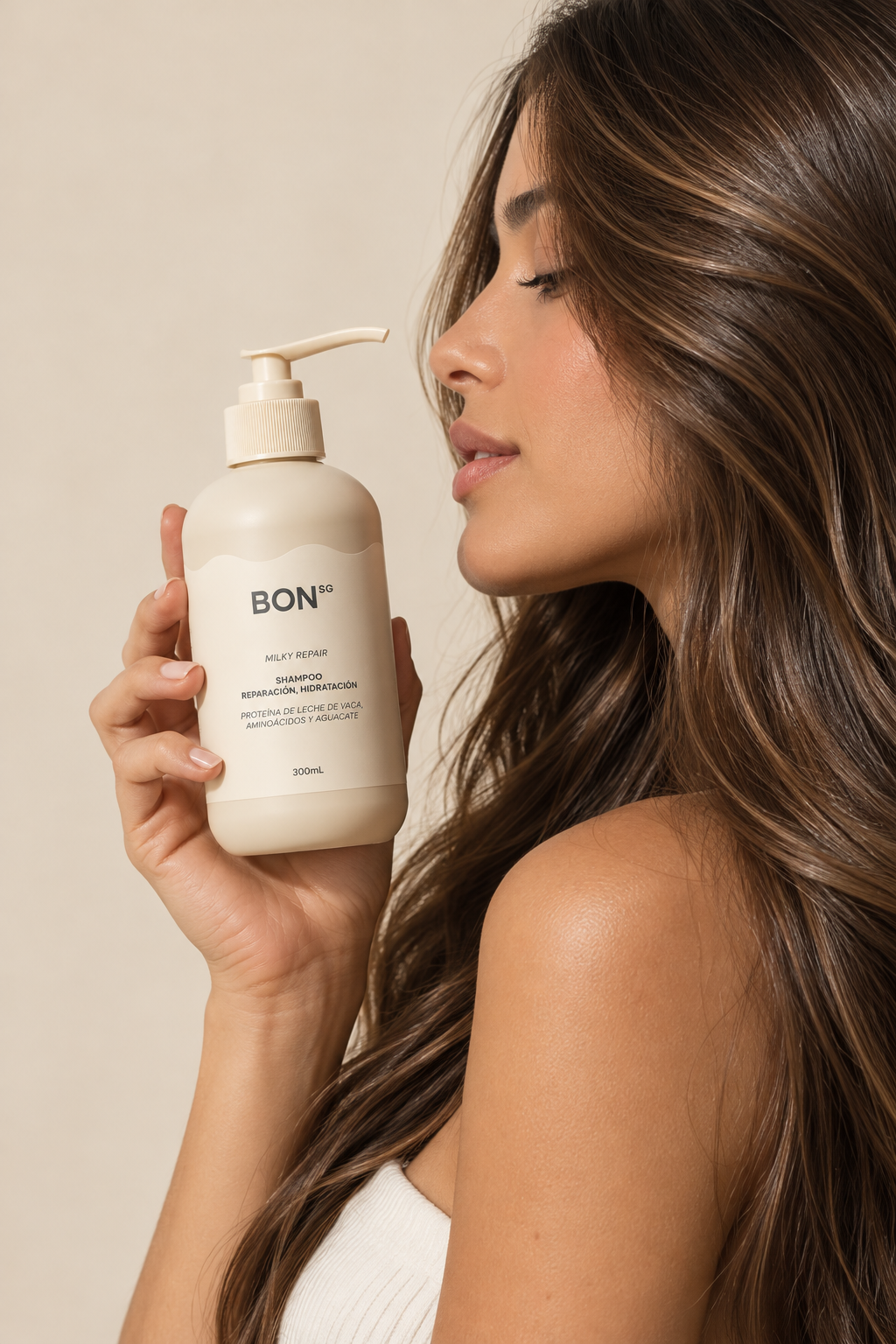 Modelo con el Shampoo Milky Repair