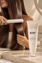 Modelo usando plancha con Termoprotector Milky Repair